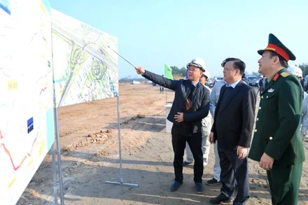 Đồng chí Đinh Tiến Dũng kiểm tra thực địa công trường tại huyện Mê Linh.