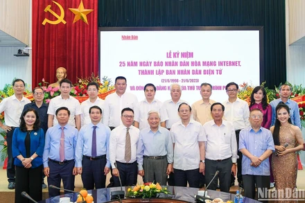 Các đại biểu chụp ảnh lưu niệm tại Lễ kỷ niệm 25 năm Ngày Báo Nhân Dân hòa mạng Internet, thành lập Ban Nhân Dân điện tử và đón nhận Bằng khen của Thủ tướng Chính phủ, tại Hà Nội chiều 13/6. (Ảnh: THÀNH ĐẠT)