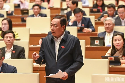 Đại biểu Quốc hội Phạm Văn Hòa (đoàn Đồng Tháp) phát biểu tại hội trường chiều 15/1. (Ảnh: DUY LINH)