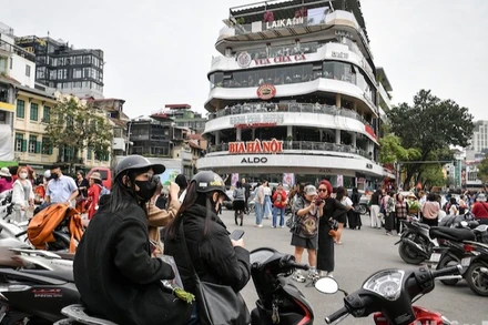 Rất đông người đến check-in tại quảng trường Đông Kinh-Nghĩa Thục gây mất trật tự, an toàn giao thông. (Ảnh: Thành Đạt)