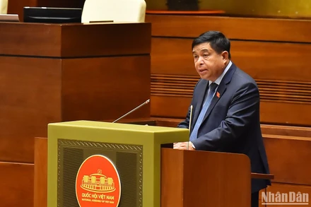 Bộ trưởng Kế hoạch và Đầu tư Nguyễn Chí Dũng trình bày Báo cáo đánh giá giữa nhiệm kỳ thực hiện Kế hoạch phát triển kinh tế-xã hội và Kế hoạch cơ cấu lại nền kinh tế giai đoạn 2021-2025. (Ảnh: THỦY NGUYÊN)