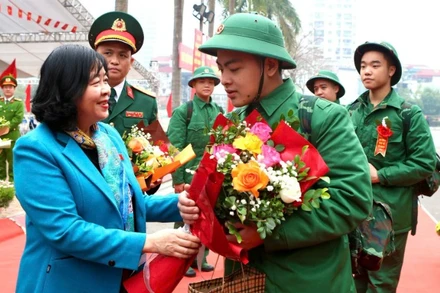 Bí thư Thành ủy Hà Nội Bùi Thị Minh Hoài chúc mừng, động viên các tân binh.