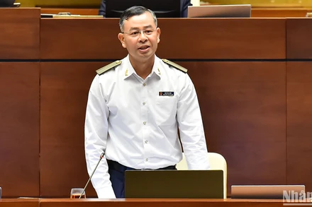 Tổng Kiểm toán nhà nước Ngô Văn Tuấn trả lời chất vấn của đại biểu Quốc hội sáng 5/6. (Ảnh: LINH NGUYÊN)