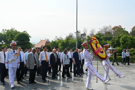 Các đồng chí lãnh đạo, nguyên lãnh đạo Đảng, Nhà nước đặt vòng hoa tưởng niệm các Anh hùng, liệt sĩ tại Nghĩa trang Liệt sĩ quốc gia A1.