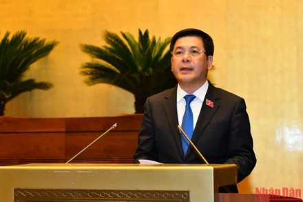 Bộ trưởng Công thương Nguyễn Hồng Diên trình bày Tờ trình về dự án Luật Bảo vệ quyền lợi người tiêu dùng (sửa đổi). (Ảnh: THỦY NGUYÊN)