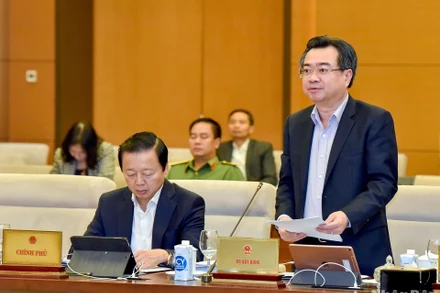 Bộ trưởng Xây dựng Nguyễn Thanh Nghị trình bày Tờ trình về dự án Luật Kinh doanh bất động sản (sửa đổi). (Ảnh: DUY LINH)