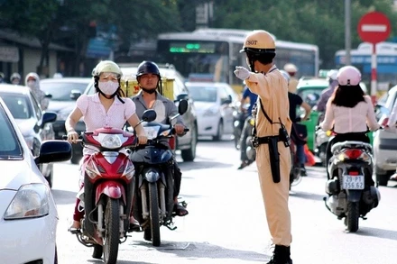 Luật Trật tự, an toàn giao thông đường bộ vừa được Quốc hội khóa XV thông qua quy định chi tiết độ tuổi, sức khỏe và điều kiện của người điều khiển phương tiện tham gia giao thông đường bộ. (Ảnh minh họa)