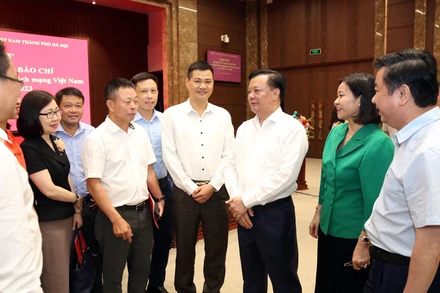 Lãnh đạo thành phố Hà Nội trò chuyện với đại diện các cơ quan báo chí.