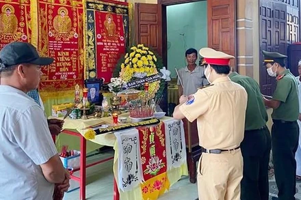 Công an huyện Bố Trạch viếng người tử nạn.