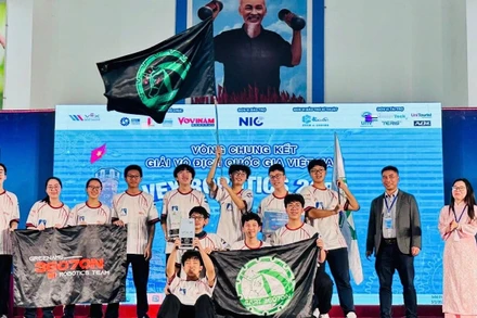 Đội GreenAms Robotics Team 36070N nhận giải Vô địch Liên minh (Teamwork Champions Award) và giải Xuất sắc (Excellence Award) tại Vòng chung kết hạng mục VEX V5 của Giải Vô địch quốc gia Việt Nam VEX Robotics 2025.