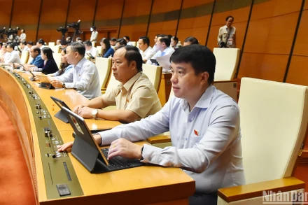 Các đại biểu Quốc hội biểu quyết thông qua Nghị quyết về dự toán ngân sách nhà nước năm 2024. (Ảnh: THỦY NGUYÊN)