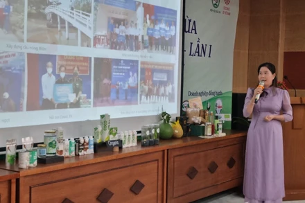 Đại diện một doanh nghiệp giới thiệu những sản phẩm được làm từ dừa. 