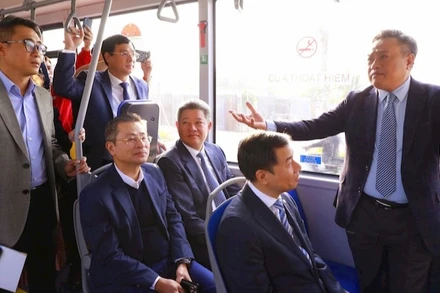 Chủ tịch Ủy ban nhân dân thành phố Hà Nội Trần Sỹ Thanh trải nghiệm xe buýt điện sáng 17/1.