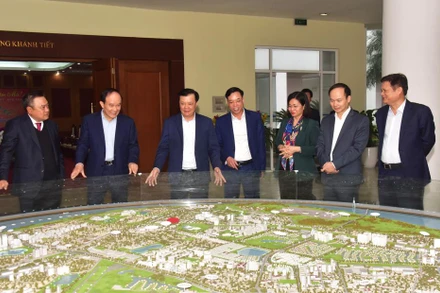 Lãnh đạo Thành ủy Hà Nội cho ý kiến về quy hoạch phát triển quận Long Biên.