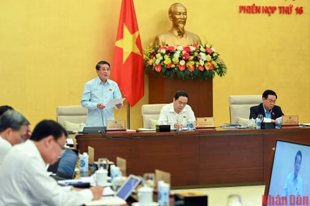 Phó Chủ tịch Quốc hội Nguyễn Đức Hải điều hành nội dung thảo luận trong phiên họp Ủy ban Thường vụ Quốc hội sáng 12/10.