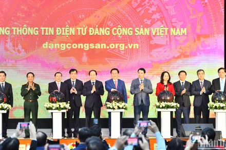 Trưởng Ban Tuyên giáo Trung ương Nguyễn Trọng Nghĩa và các đại biểu thực hiện nghi thức bấm nút khai trương Cổng Thông tin điện tử Đảng Cộng sản Việt Nam. (Ảnh: ĐĂNG KHOA)