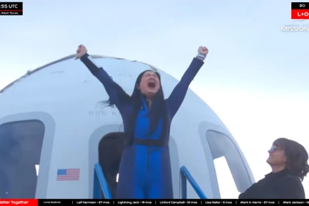 Niềm hạnh phúc của Amanda Nguyễn sau khi hoàn thành chuyến bay lịch sử NS-31 tối 14/4. (Ảnh chụp màn hình)