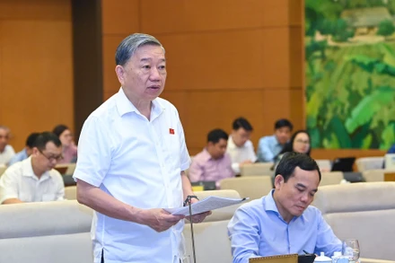 Bộ trưởng Công an Tô Lâm trình bày Tờ trình về dự án Luật Phòng, chống mua bán người (sửa đổi). (Ảnh: DUY LINH)