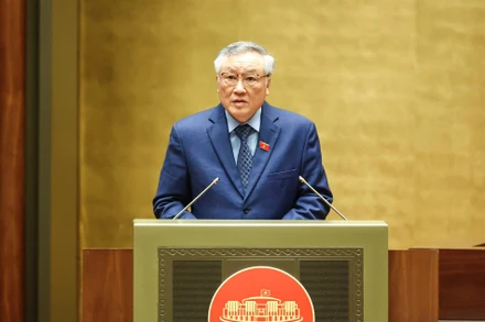 Chánh án Tòa án nhân dân tối cao Nguyễn Hòa Bình báo cáo trước Quốc hội sáng 6/11. (Ảnh: DUY LINH)