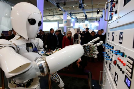 Theo các chuyên gia, con người làm việc cùng AI thay vì bị nó thay thế là một kịch bản có nhiều khả năng xảy ra hơn ở giai đoạn hiện nay. (Ảnh minh họa: The Atlantic)