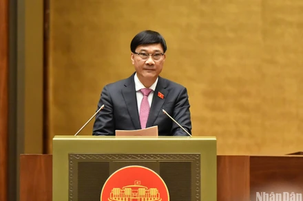 Chủ nhiệm Ủy ban Kinh tế Vũ Hồng Thanh trình bày báo cáo thẩm tra đánh giá bổ sung kết quả thực hiện kế hoạch phát triển kinh tế-xã hội năm 2023, tình hình thực hiện những tháng đầu năm 2024. (Ảnh: LINH KHOA)