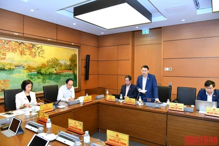 Quang cảnh phiên thảo luận tại Tổ 1 sáng 26/10. (Ảnh: THỦY NGUYÊN)