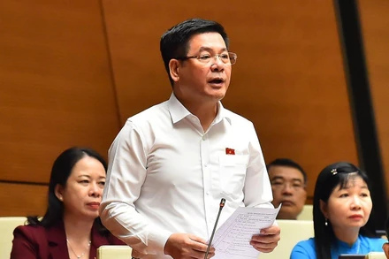 Bộ trưởng Công thương Nguyễn Hồng Diên giải trình vấn đề liên quan đến cung ứng xăng dầu trong phiên họp sáng 5/11. (Ảnh: THỦY NGUYÊN)