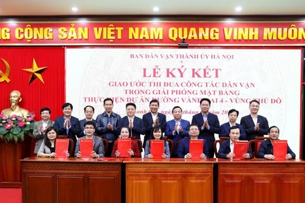 Các quận, huyện có đường Vành đai 4 đi qua ký giao ước thi đua bảo đảm đúng tiến độ giải phóng mặt bằng.