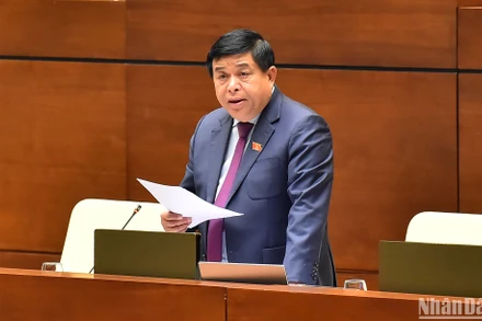 Bộ trưởng Kế hoạch và Đầu tư Nguyễn Chí Dũng giải trình, làm rõ một số vấn đề đại biểu Quốc hội nêu trong phiên họp sáng 7/1. (Ảnh: THỦY NGUYÊN)