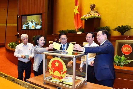 Các đồng chí Lãnh đạo Đảng, Nhà nước bỏ phiếu trong phiên họp về công tác nhân sự chiều 22/5. (Ảnh: THỦY NGUYÊN) 