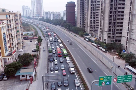 [Ảnh] Người dân ùn ùn trở lại Thủ đô sau dịp nghỉ Tết Dương lịch