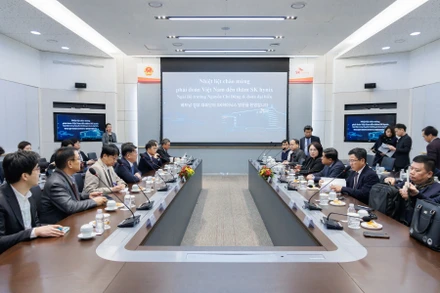 Bộ trưởng Kế hoạch và Đầu tư Nguyễn Chí Dũng đến thăm và làm việc với Nhà máy sản xuất chip nhớ tại thành phố Icheon của SK Hynix, công ty sản xuất chip nhớ lớn thứ 2 thế giới.