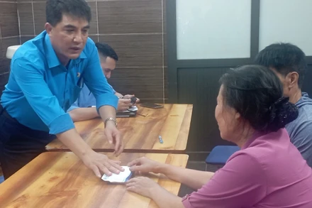 Đại diện các cơ quan huyện Hoài Đức trao hỗ trợ cho gia đình các nạn nhân.