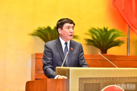 Tổng Thư ký Quốc hội, Chủ nhiệm Văn phòng Quốc hội Bùi Văn Cường trình bày Tờ trình về dự kiến Chương trình giám sát của Quốc hội năm 2024. (Ảnh: ĐĂNG KHOA)