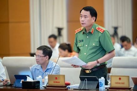 Thứ trưởng Công an Lê Quốc Hùng trình bày tờ trình về dự án Luật Trật tự, an toàn giao thông đường bộ.