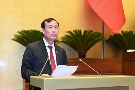 Chủ nhiệm Ủy ban Quốc phòng và An ninh của Quốc hội Lê Tấn Tới báo cáo giải trình, tiếp thu, chỉnh lý dự thảo Luật Căn cước. (Ảnh: DUY LINH)