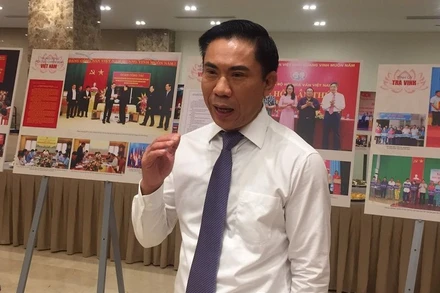 Vụ trưởng Vụ Lý luận chính trị, Ban Tuyên giáo Trung ương Đoàn Văn Báu trao đổi với phóng viên bên lề Hội thảo. (Ảnh: VĂN TOẢN)