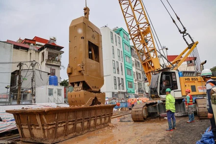 Máy móc và nhân lực được huy động thi công tại ga S11 trong suốt kỳ nghỉ lễ. 