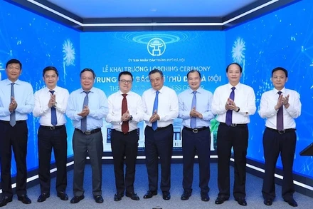 Các đại biểu thực hiện nghi thức khai trương Trung tâm Báo chí Thủ đô ngày 9/5/2025.