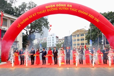 Lãnh đạo thành phố Hà Nội cắt băng chính thức thông xe đường Huỳnh Thúc Kháng kéo dài.
