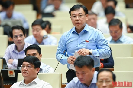 Đại biểu Nguyễn Công Long (đoàn Đồng Nai) góp ý kiến vào dự án Luật Khám bệnh, chữa bệnh (sửa đổi). Ảnh: THỦY NGUYÊN