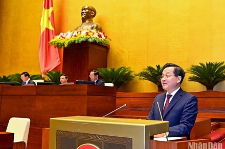 Phó Thủ tướng Chính phủ Lê Minh Khái trình bày Báo cáo đánh giá bổ sung kết quả thực hiện kế hoạch phát triển kinh tế-xã hội và ngân sách nhà nước năm 2022; tình hình thực hiện kế hoạch phát triển kinh tế-xã hội và ngân sách nhà nước những tháng đầu năm 2023. (Ảnh: DUY LINH)