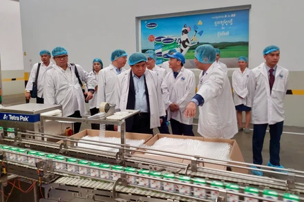 Bộ trưởng Kế hoạch và Đầu tư Nguyễn Chí Dũng thăm nhà máy chế biến sản phẩm sữa tại Campuchia của Công ty cổ phần Sữa Việt Nam (Vinamilk).
