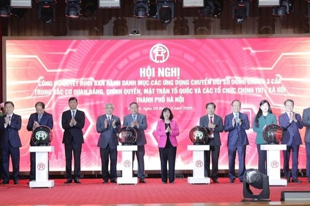 Các đại biểu bấm nút khai trương các ứng dụng chuyển đổi số dùng chung ba cấp trong các cơ quan Đảng, Chính quyền, Đoàn thể thành phố Hà Nội.