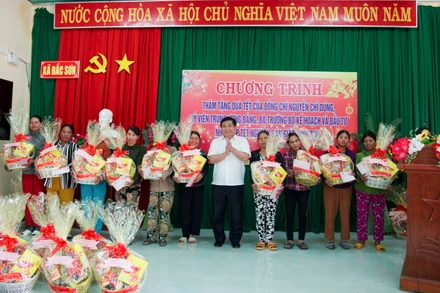 Bộ trưởng Nguyễn Chí Dũng trao quà tặng hộ nghèo và cận nghèo tại thôn Xóm Bằng 2, xã Bắc Sơn, huyện Thuận Bắc, tỉnh Ninh Thuận.