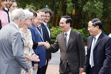 Chủ tịch nước Võ Văn Thưởng gặp các nhà khoa học quốc tế và Việt Nam tham dự Hội nghị “Các cửa sổ nhìn ra vũ trụ”. (Ảnh: TTXVN)