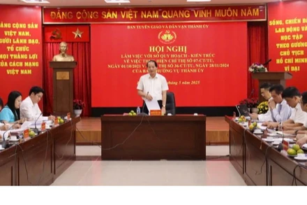 Quang cảnh buổi làm việc.