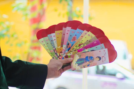 Bộ lì xì giới thiệu những thông tin cơ bản về một số dân tộc thiểu số ở Việt Nam kèm theo hình ảnh những thiếu nữ Bố Y, Cờ Lao, Dao, Giáy, Tày, La Chí, Phù Lá… trong trang phục dân tộc được vẽ rất đẹp, sáng tạo, hoa văn cầu kỳ, tỉ mỉ. 