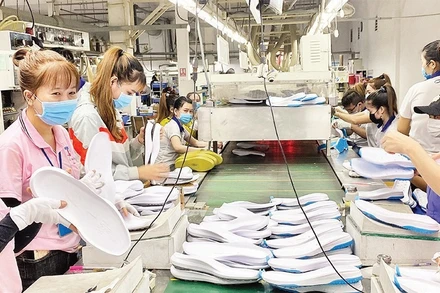 Thời gian qua, công đoàn các cấp đã có nhiều hoạt động chăm lo, hỗ trợ người lao động bị ảnh hưởng việc làm do doanh nghiệp gặp khó khăn về đơn hàng. (Ảnh minh họa)