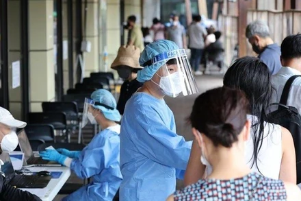 Xếp hàng chờ làm xét nghiệm Covid-19 tại một phòng khám sàng lọc ở Seoul, Hàn Quốc, ngày 7/7/2022. (Ảnh: Yonhap)